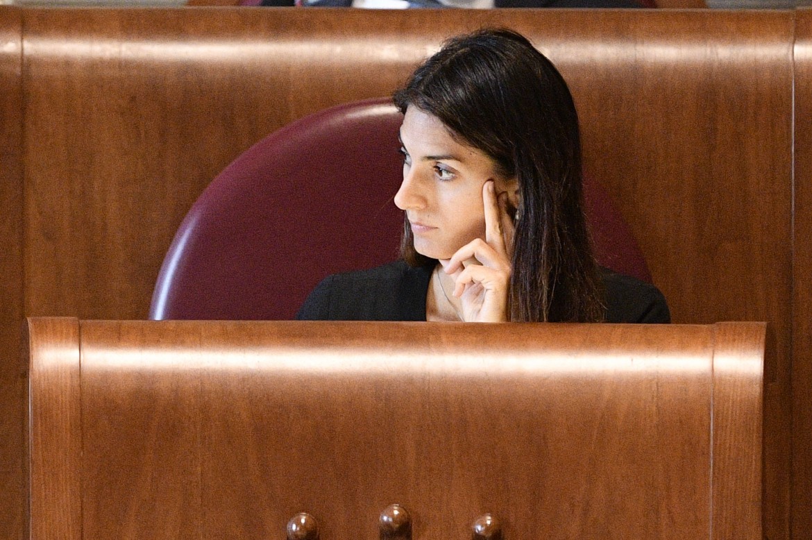 Raggi snobba il governo. E Calenda chiude i rubinetti