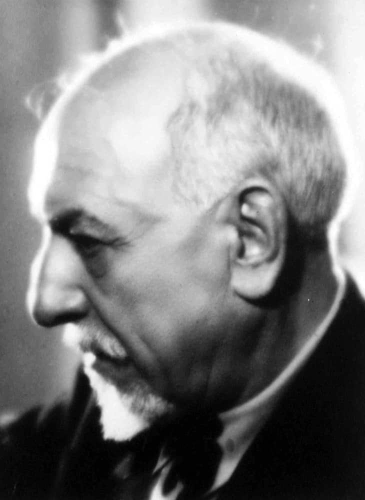 Pirandello: dentro casa o sotto i flash, l’album della vita