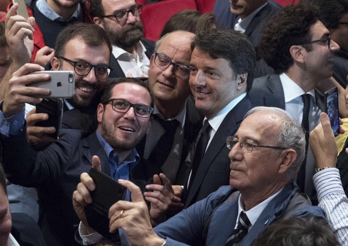 15deskf01 selfi renzi lapresse