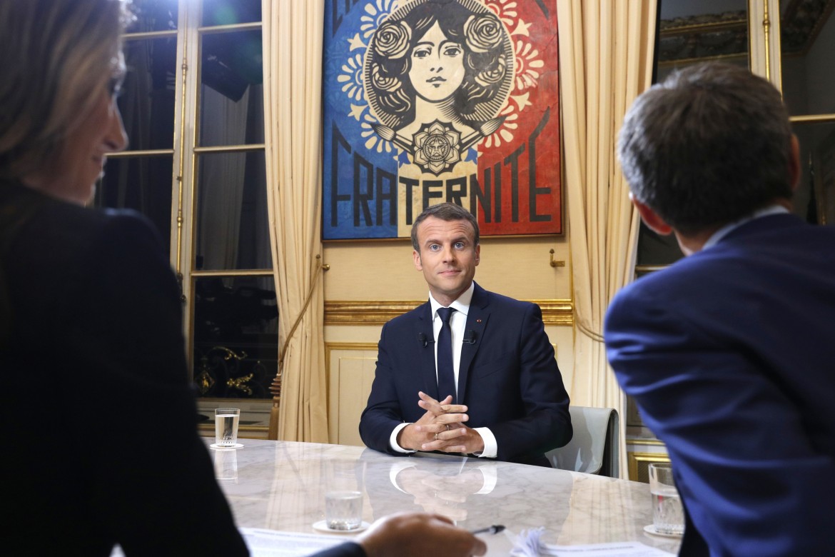 Re Macron tira dritto e non cede nulla