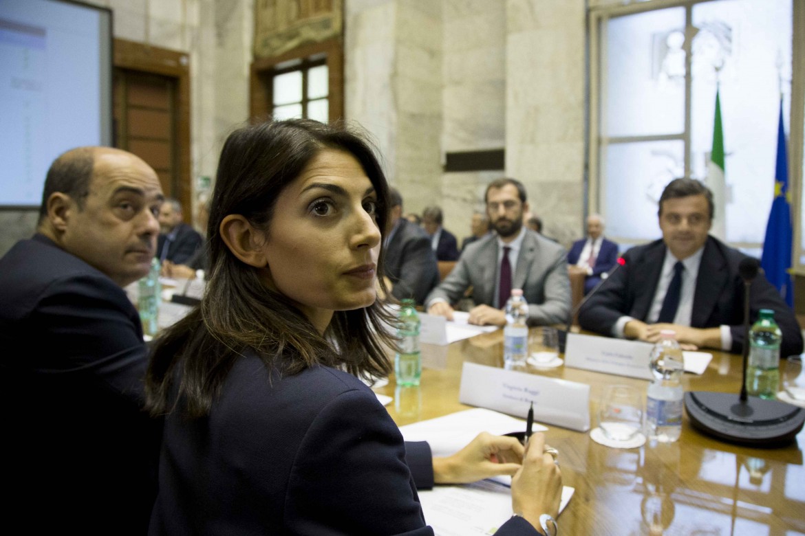 Scoppia la pace tra Raggi e Calenda. I lavoratori in piazza contestano: «Noi esclusi»