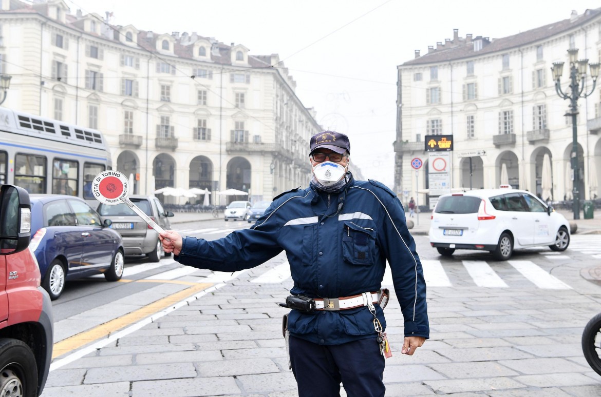 Torino avvelenata ignora l’emergenza, 4 ruote a tutto smog