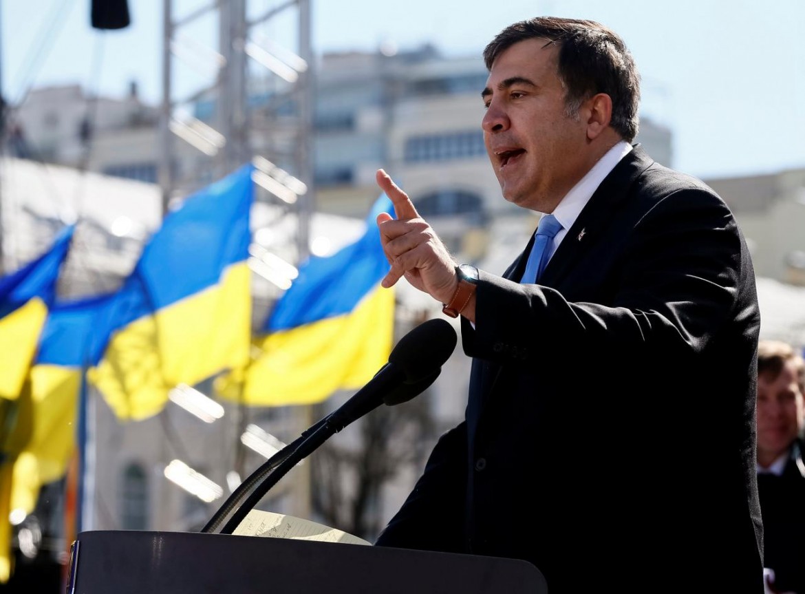 Saakashvili e destra Usa: «Poroshenko, vattene»