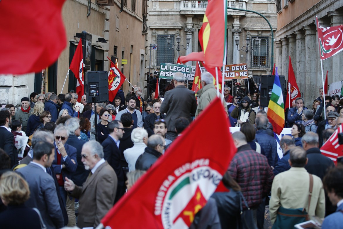 La protesta fuori dal palazzo: «Avrete un altro 4 dicembre»