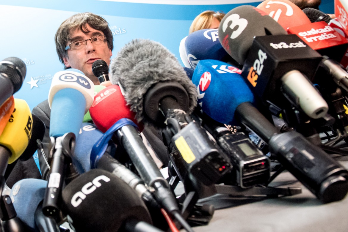 Puigdemont non chiede asilo, ma non torna a Barcellona