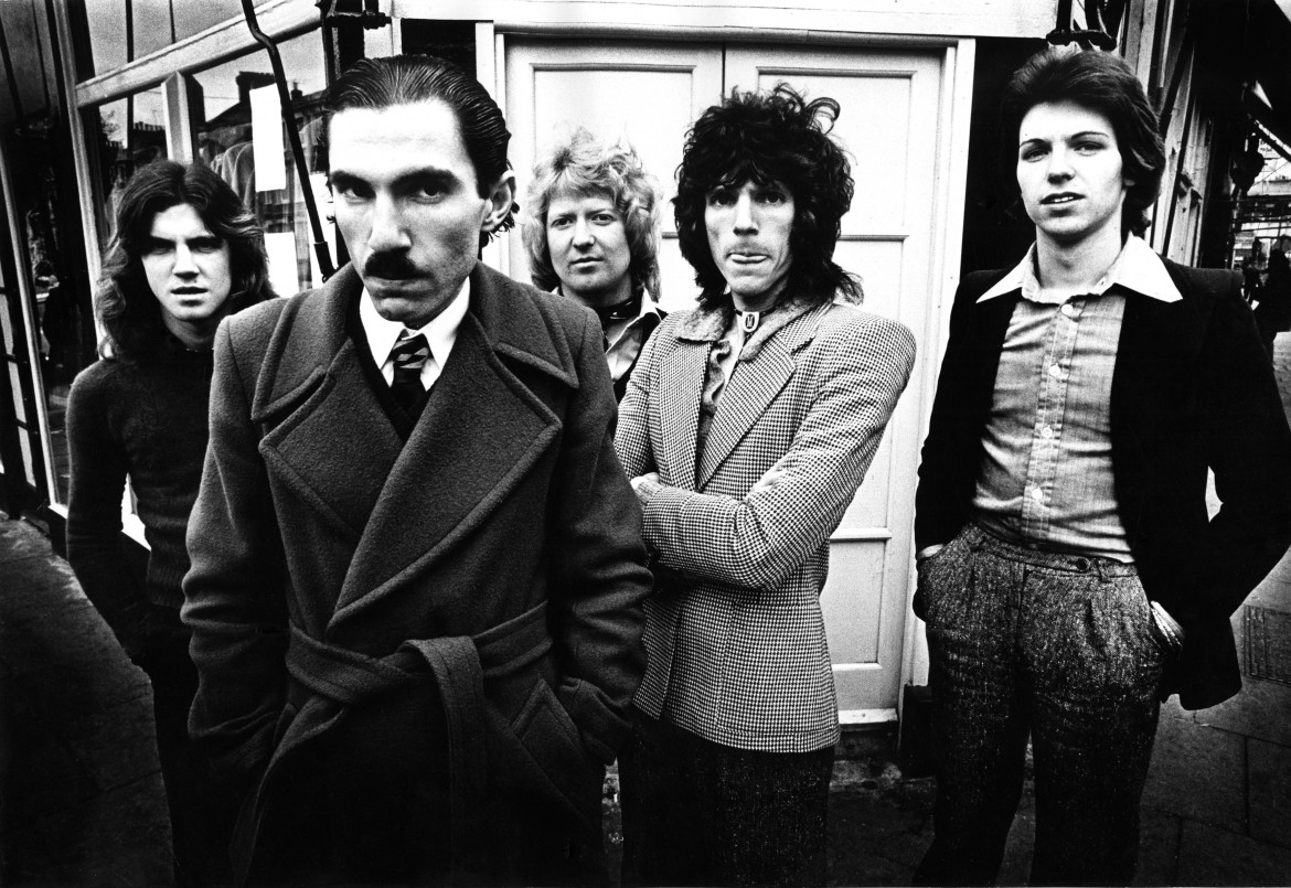 AMSTERDAM, PAESI BASSI: Sparks posa ad Amsterdam, Olanda nel 1975 LR Trevor White, Ron Mael, Norman "Dinky" Diamond, Russell Mael, Adrian Fisher (Foto di Gijsbert Hanekroot/Redferns)