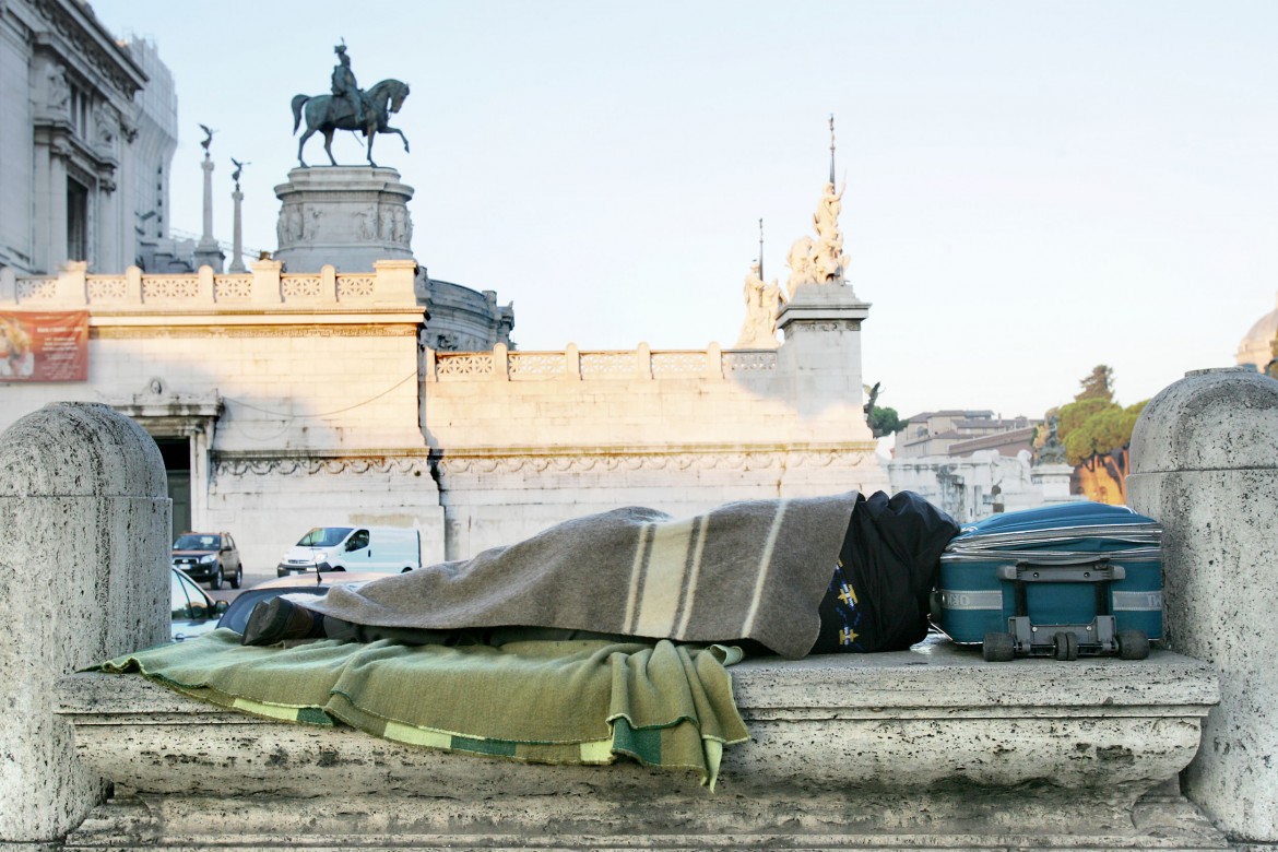 Raggi prepara gli sgomberi con baraccopoli e residence