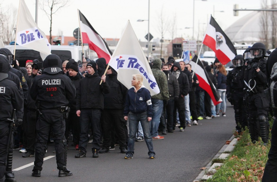 Neonazi verde-oliva