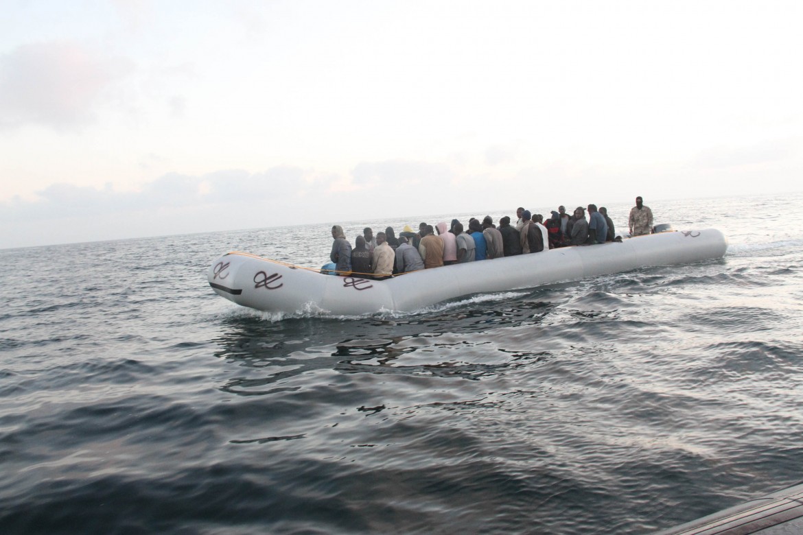 Migliaia di migranti in arrivo, decine di morti