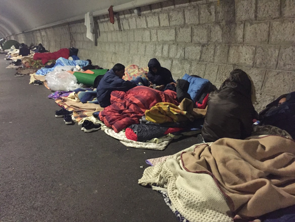 Gorizia, galleria Bombi chiusa dal sindaco, migranti deportati nei Cara