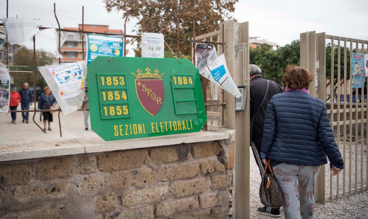 Ostia, Minniti manda gli agenti in borghese ai seggi