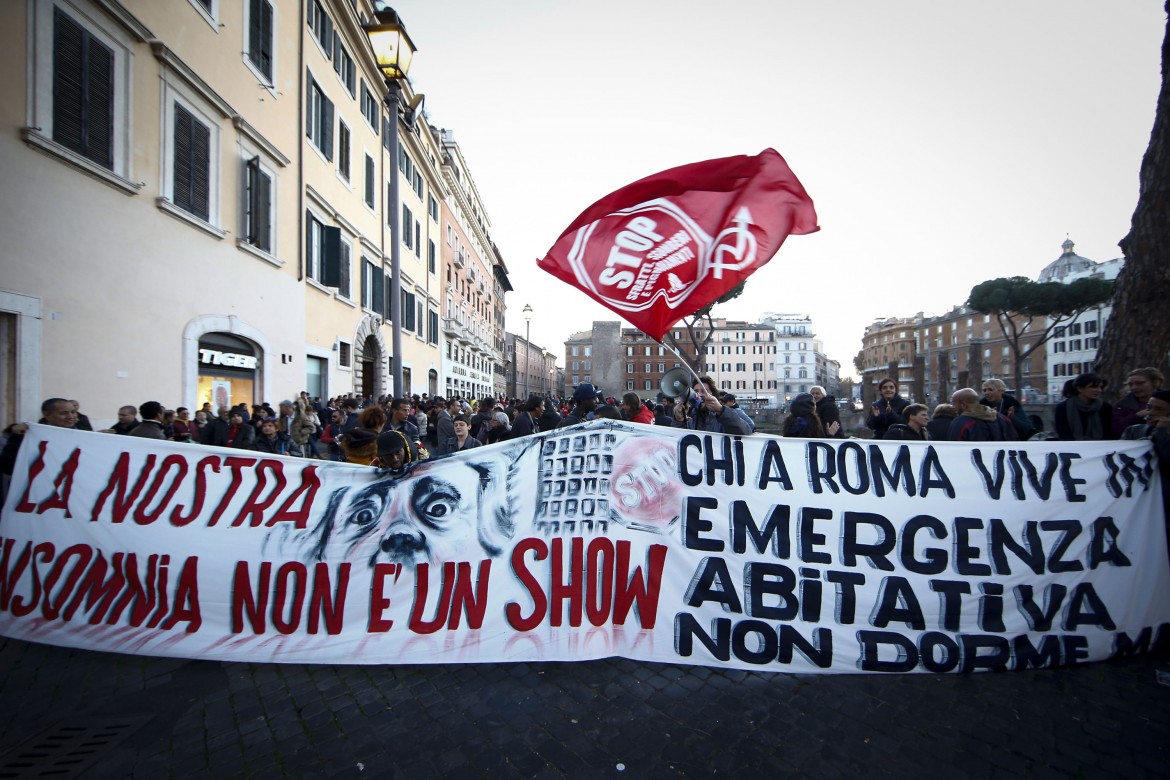 Grillo contestato al teatro Flaiano dai movimenti romani per la casa