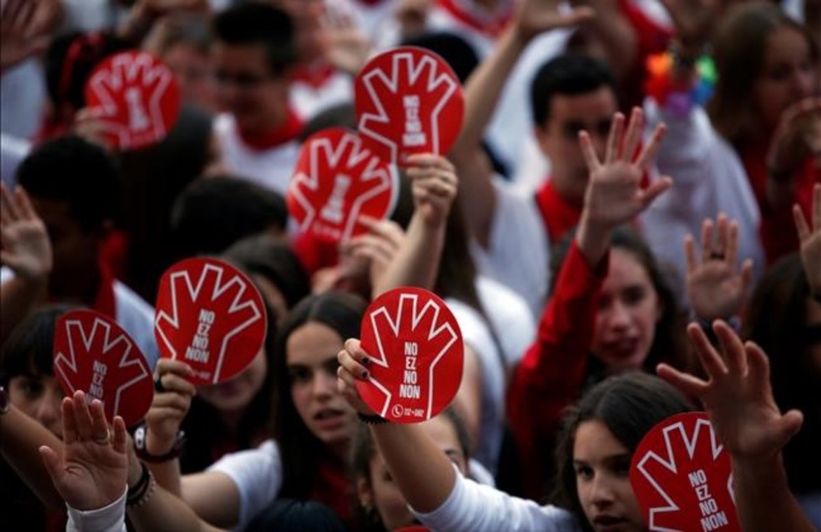 In aula il video della vittima spiata, scandalo al processo del branco di Pamplona