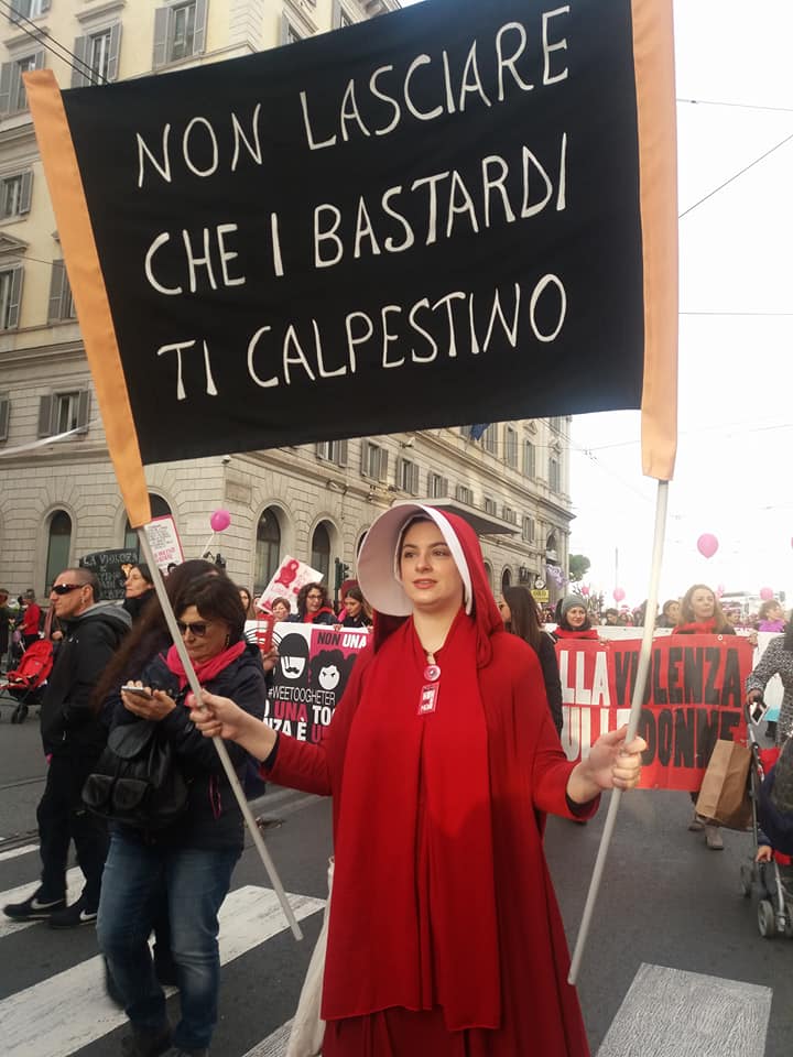 Le giovani: «Vogliamo le rose ma anche il pane»