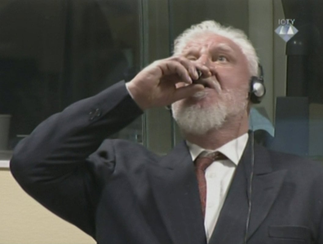 Praljak condannato all’Aja, si avvelena in aula