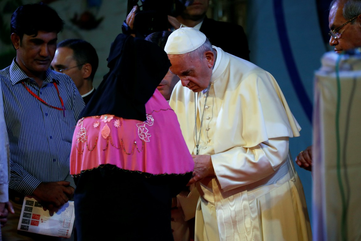 Il papa chiede perdono ai Rohingya