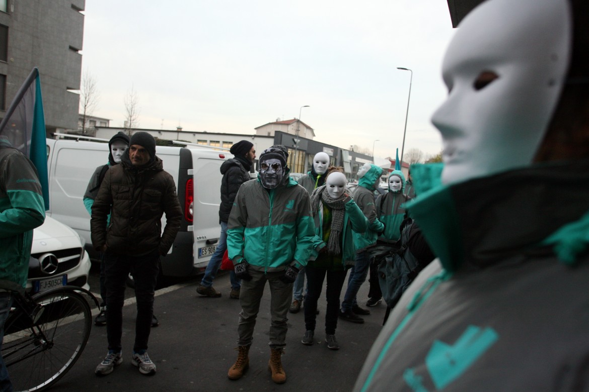 Samuel, 45 anni, rider per Deliveroo: «Non è un hobby, il mio è un lavoro che va tutelato»