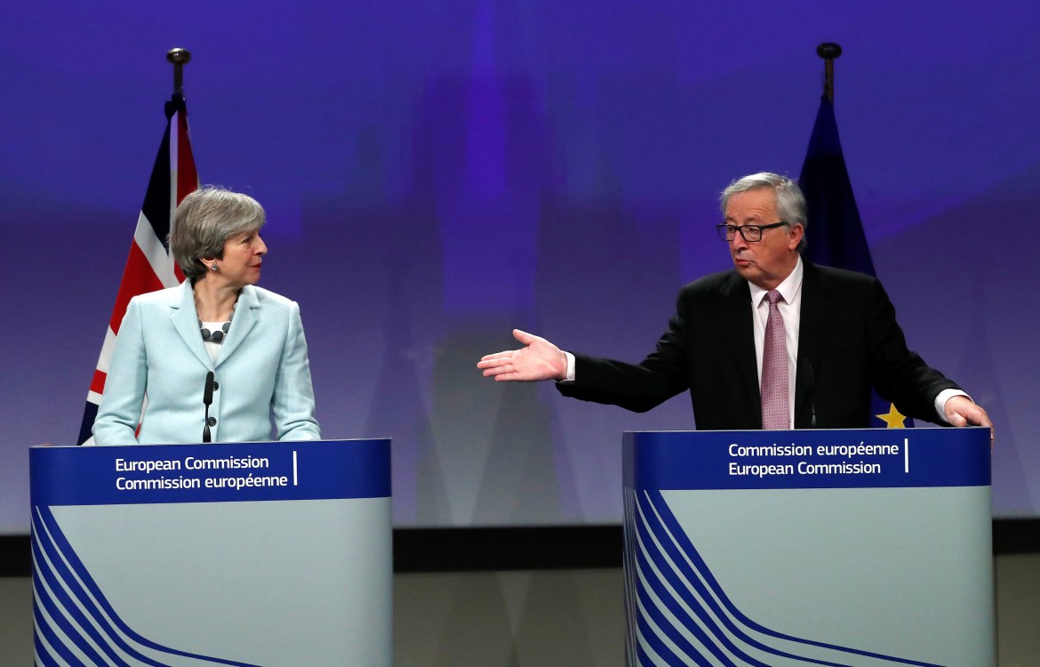 Brexit, raggiunto l’accordo. May capitola e passa alla fase due