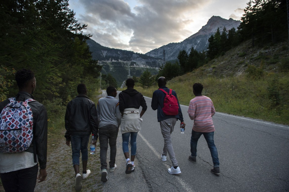 Migranti, la linea dura Macron. Associazioni umanitarie in allarme