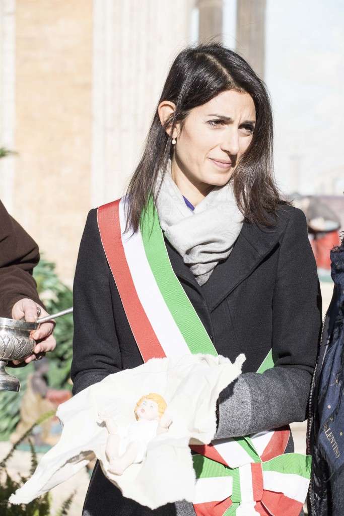 Vaccini, botta e risposta Lorenzin-Raggi: «Sei fuorilegge», «Anche l’Anci la pensa come noi»