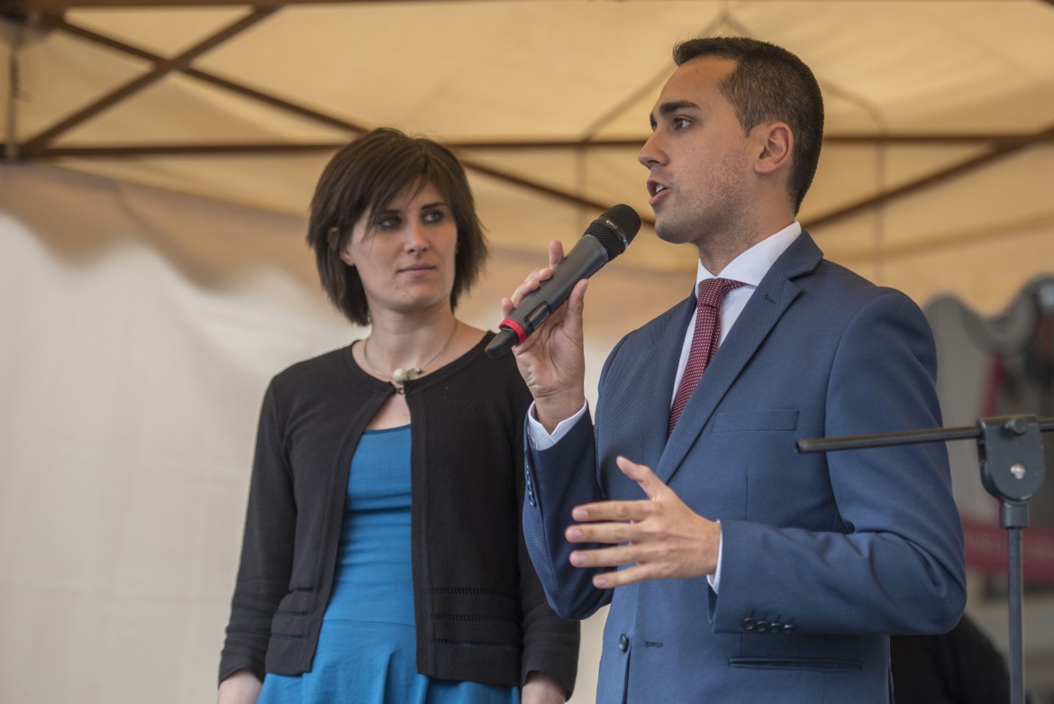 La star Di Maio atterra a Torino. Imbarazzo per i guai della sindaca