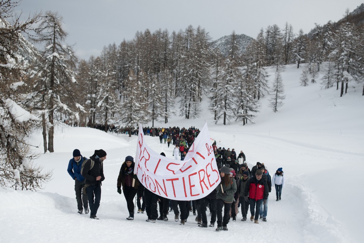 La marcia di solidarietà attraverso il confine, lungo il sentiero dei migranti