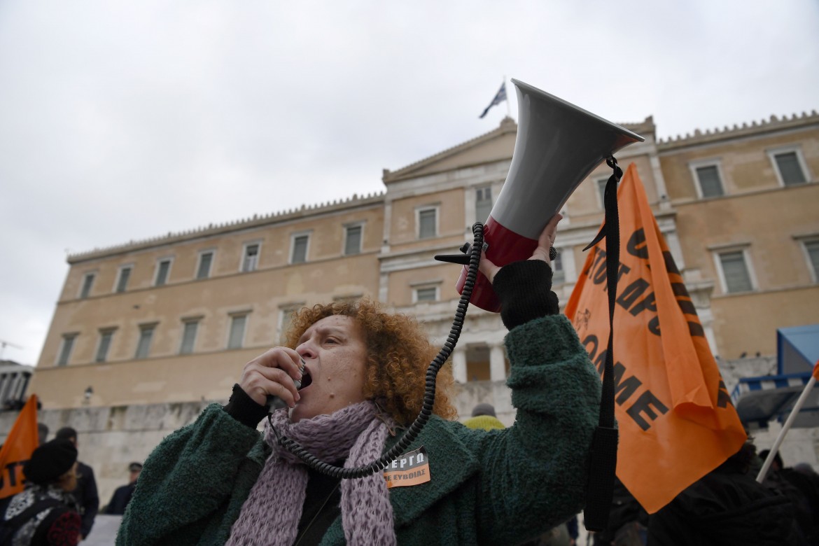 Grecia, stretta sugli scioperi e case all’asta, sindacati in piazza