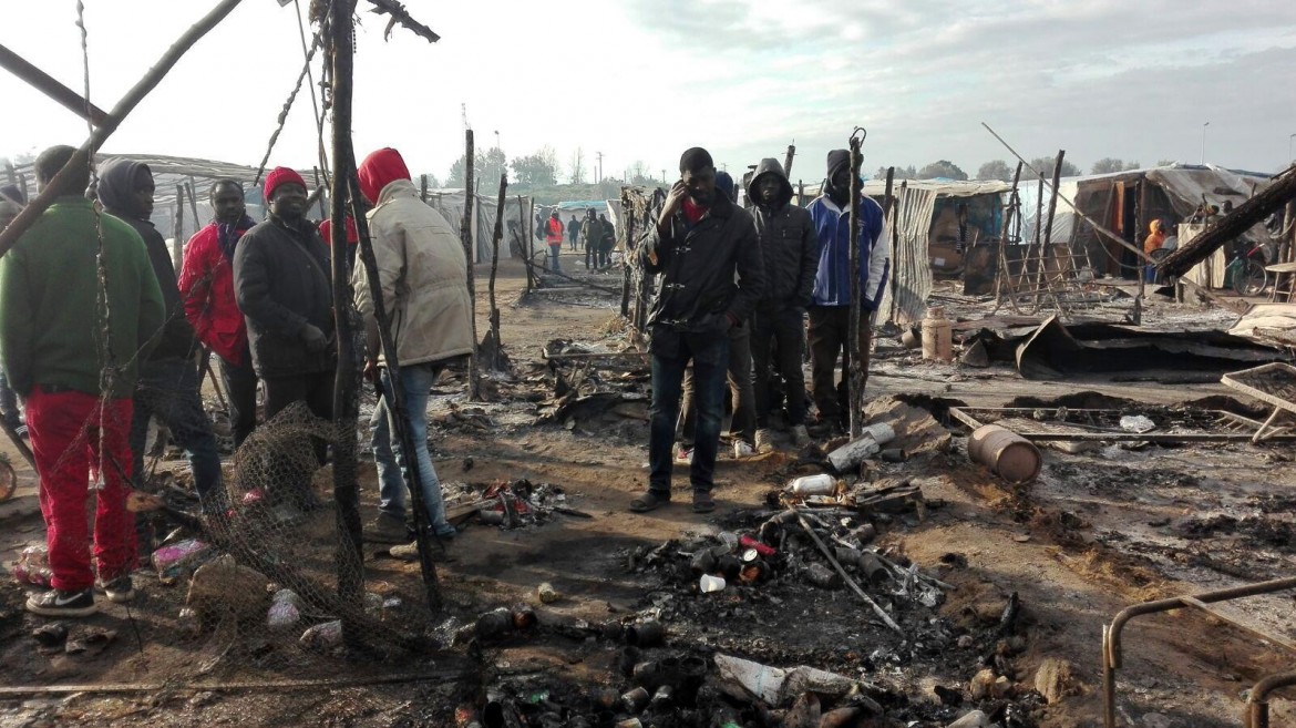 Rosarno, in fiamme il ghetto dei migranti