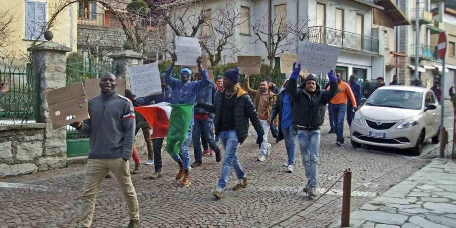 Migranti in corteo, il sindaco di Esino si arrende alla legge