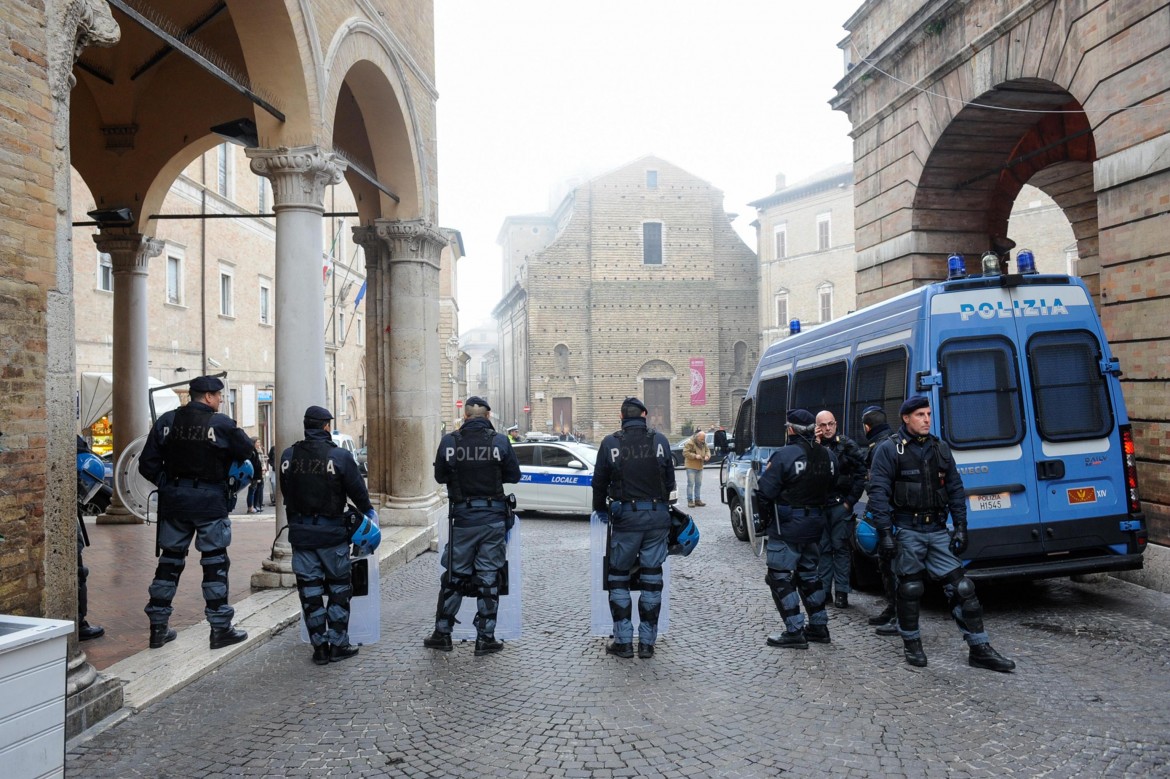 Macerata, la manifestazione nazionale non si farà. Lo chiede il sindaco