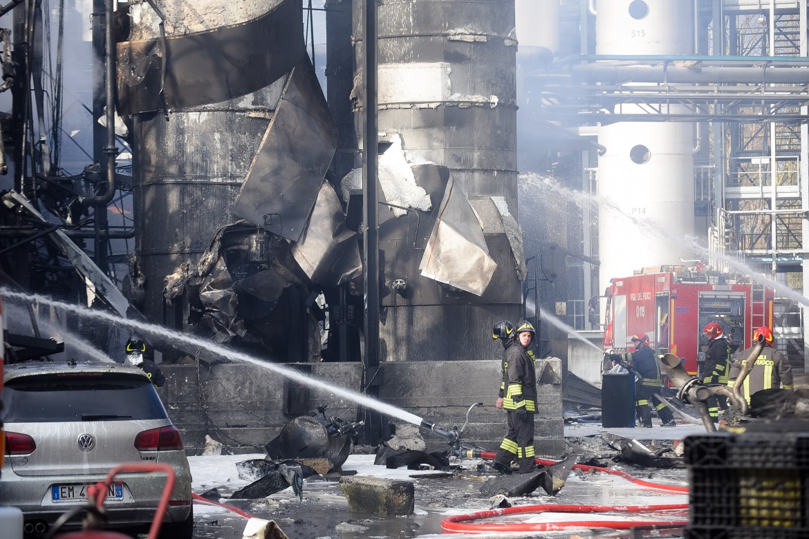 Esplode una cisterna nella fabbrica chimica. Decine di operai feriti