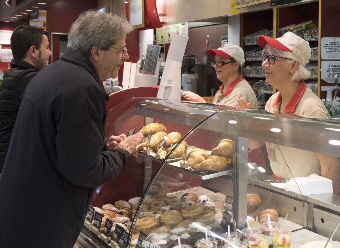 Via il canone agli over, Gentiloni ci prova  con i regalini elettorali