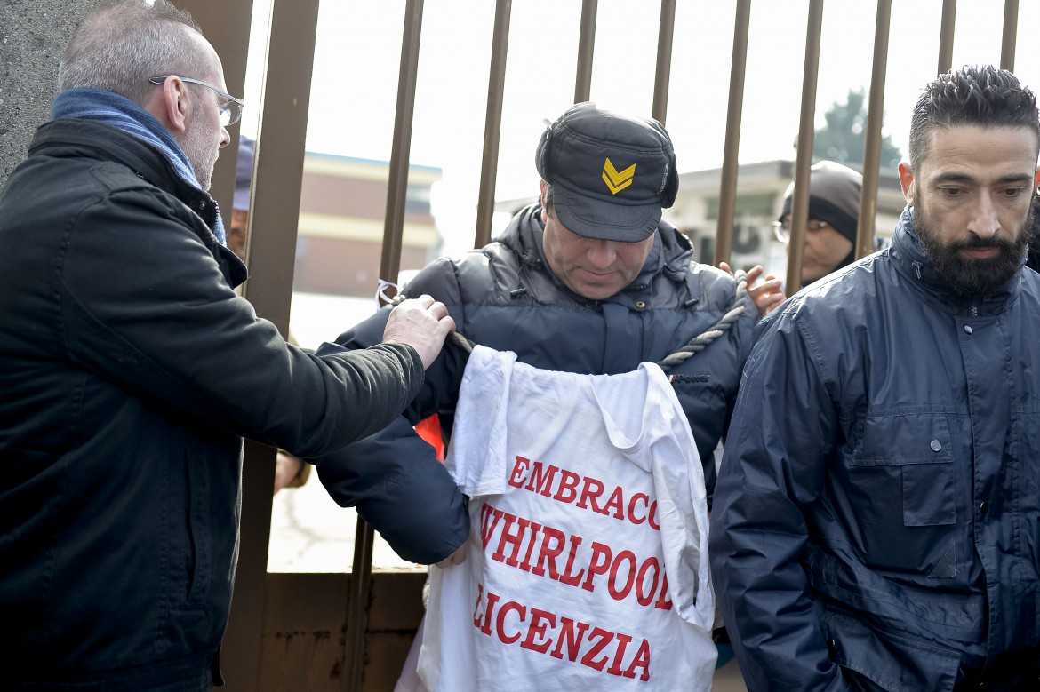 Il day after a Embraco, disperazione e dignità: «Vogliamo lavorare»