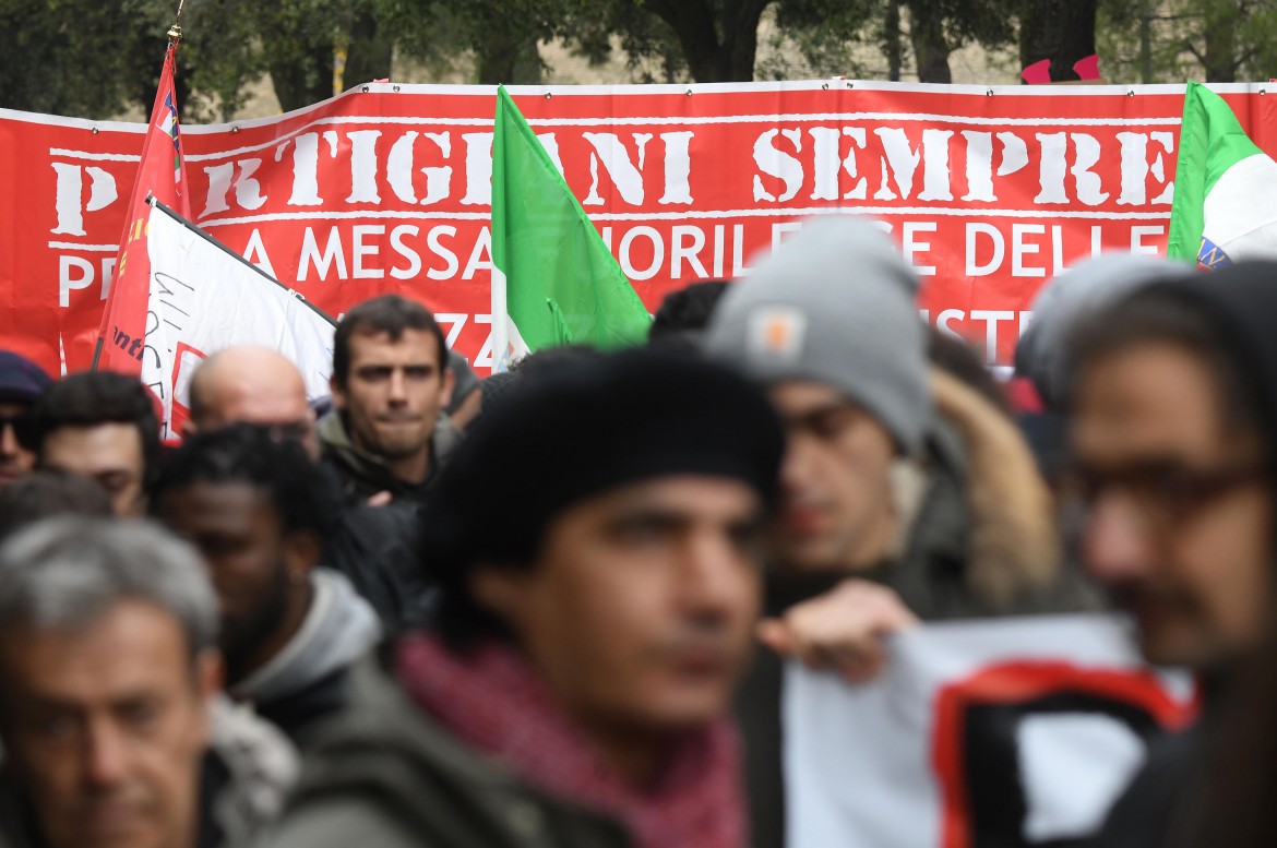 Il Pd c’è ma ha paura dei fischi, sul palco solo l’Anpi e i ragazzi