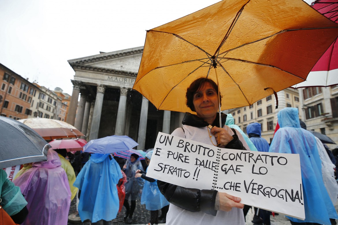 Scuola, sciopero dei sindacati di base: «Gli aumenti del contratto sono miserabili»