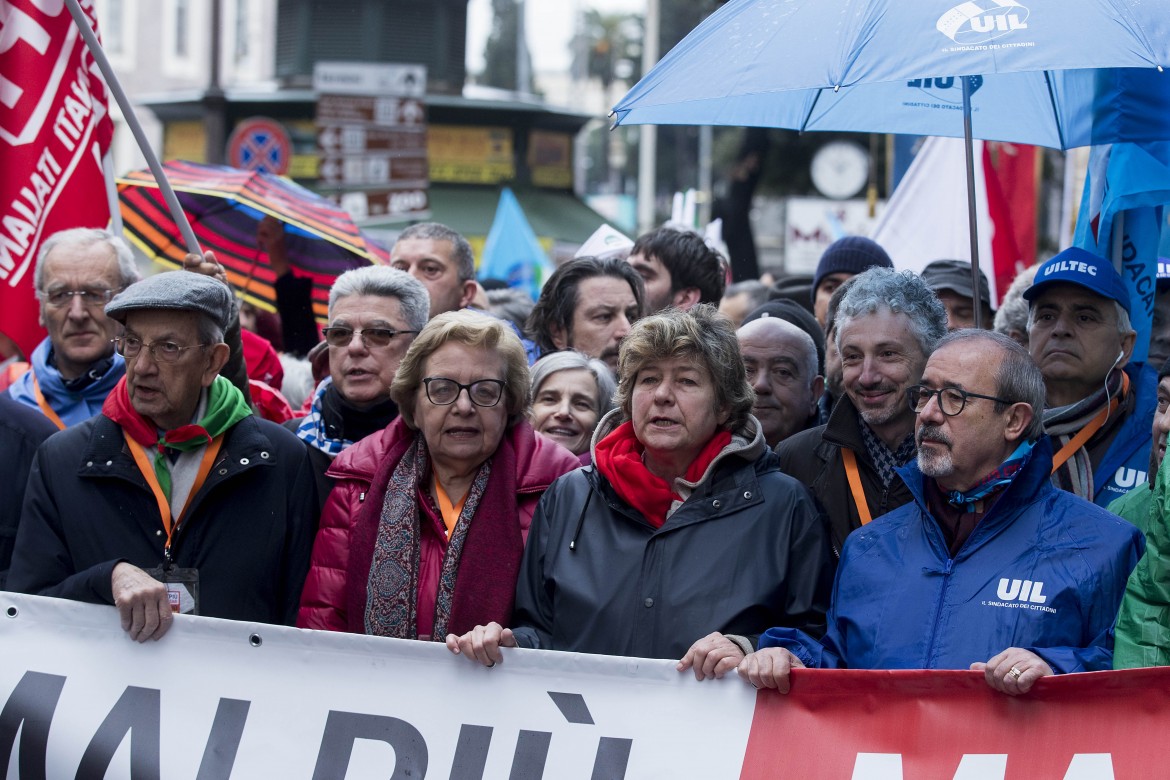 La piazza antifascista vince sulla violenza