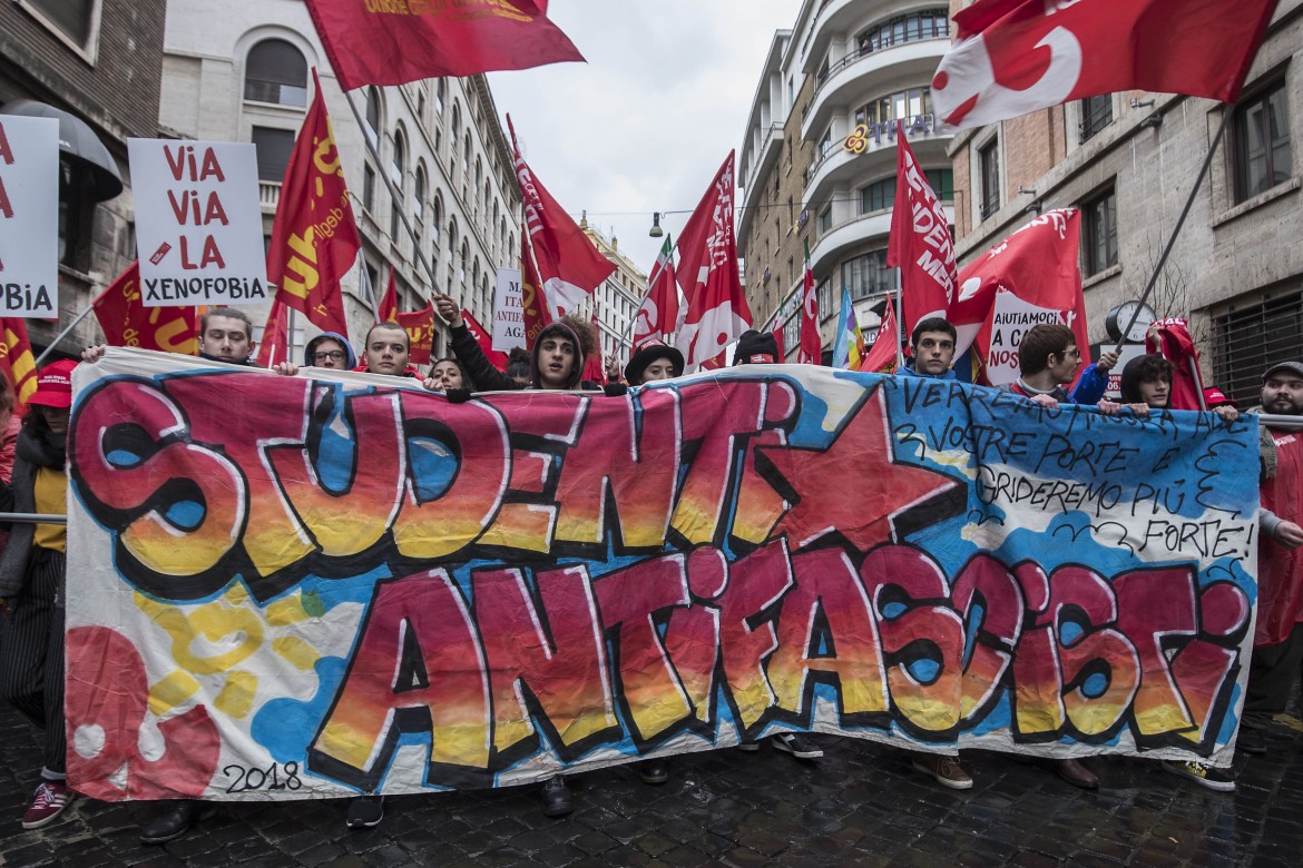 C’è anche il premier, Renzi  si nasconde dietro il palco