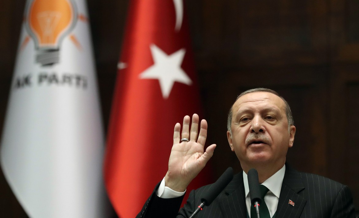 Erdogan presidente giura, solo al comando