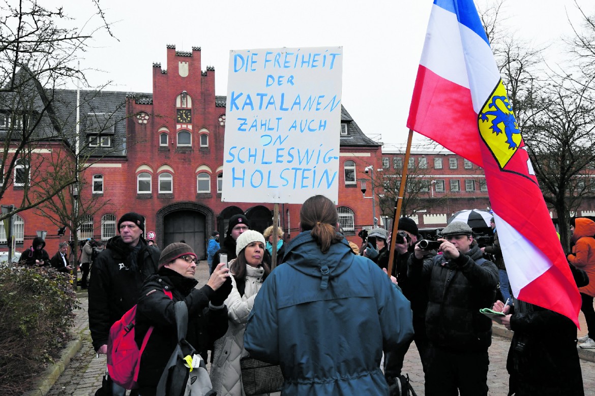 La triste «Semana santa» di Puigdemont: resta in carcere in Germania fino alla sentenza