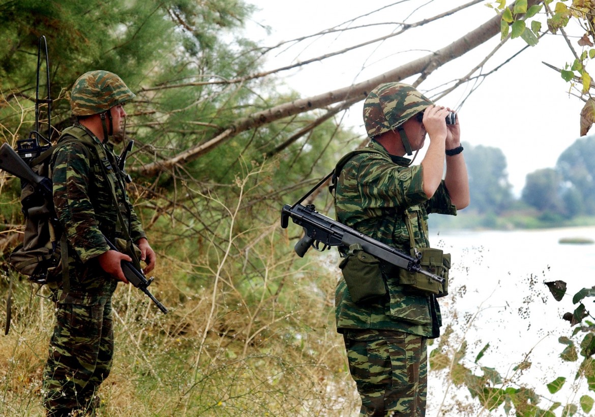 Si riapre la vecchia rotta dell’Evros e a migliaia fuggono dalla Turchia