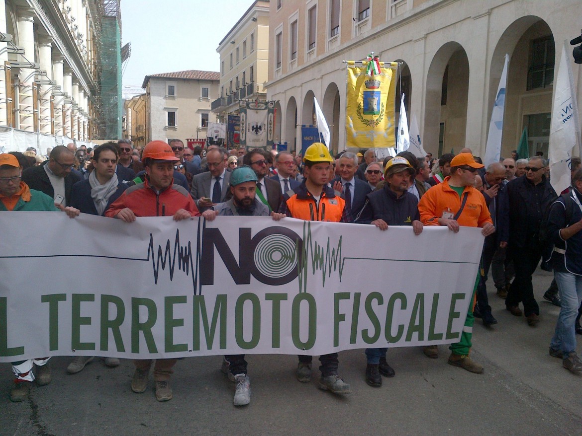 L’Aquila in corteo contro la restituzione delle tasse