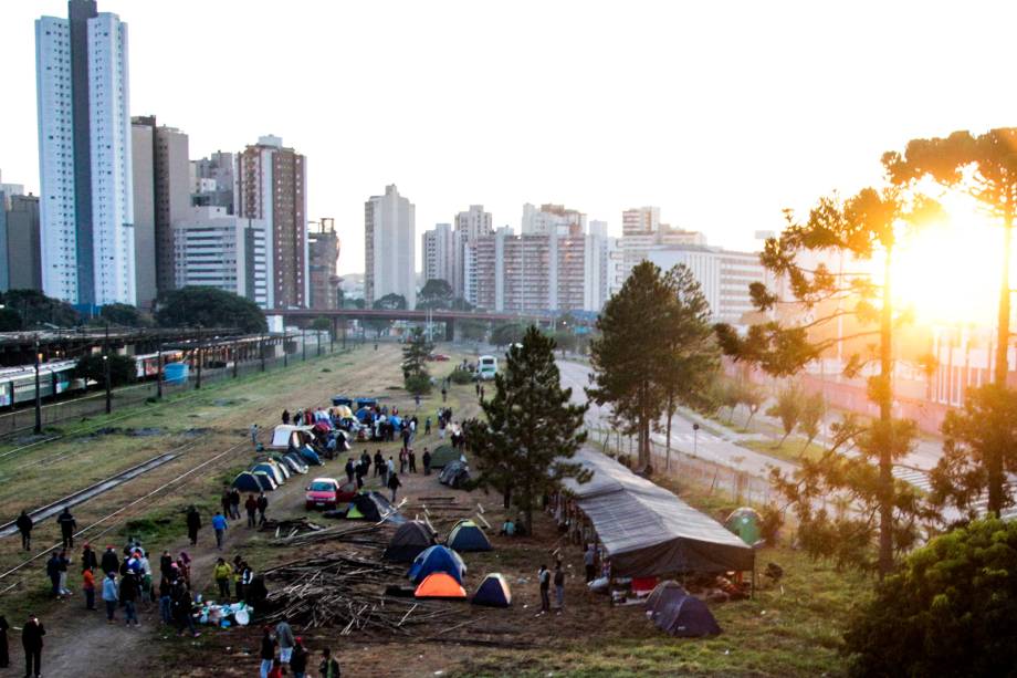 Centinaia di tende per dare il buongiorno a Lula in cella