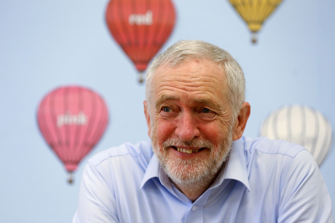 Corbyn mette a nudo la doppia morale della premier