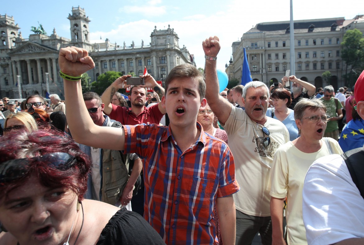 «Basta con la Victatura», Budapest in piazza