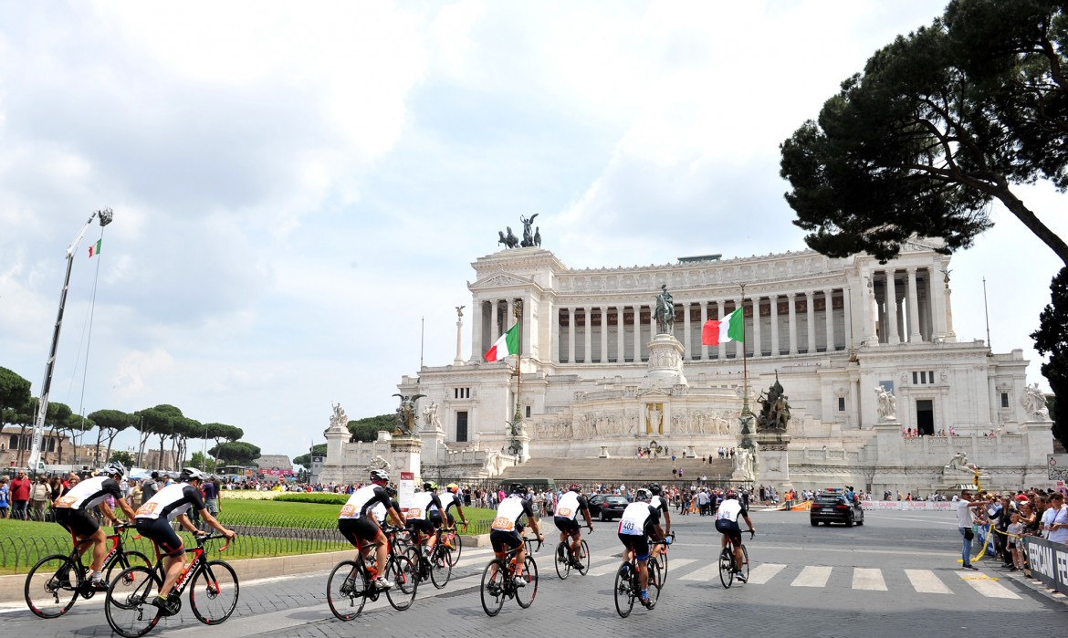 Froome a braccia alzate e un Giro tra mille luci