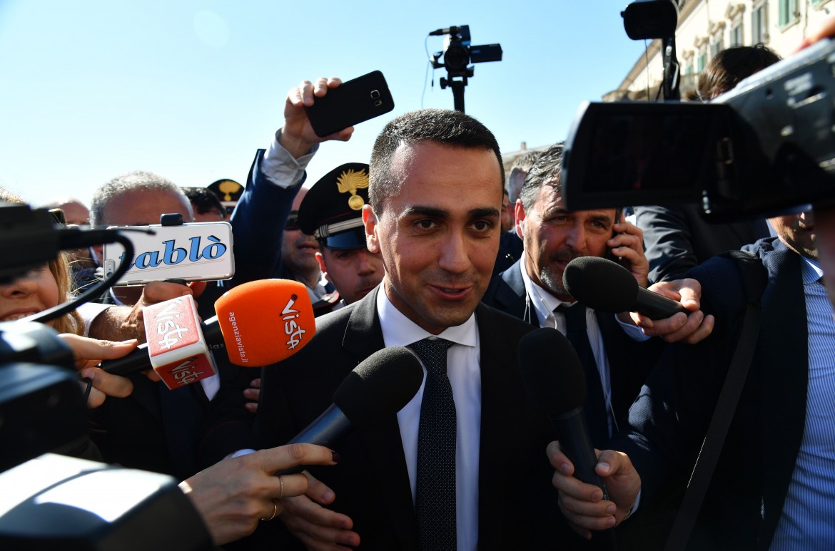 Di Maio contro la precarietà, in diretta facebook