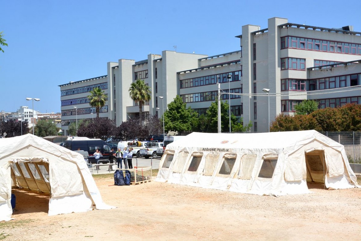 Tornano i bagni chimici al tribunale. Ma rimane la tendopoli