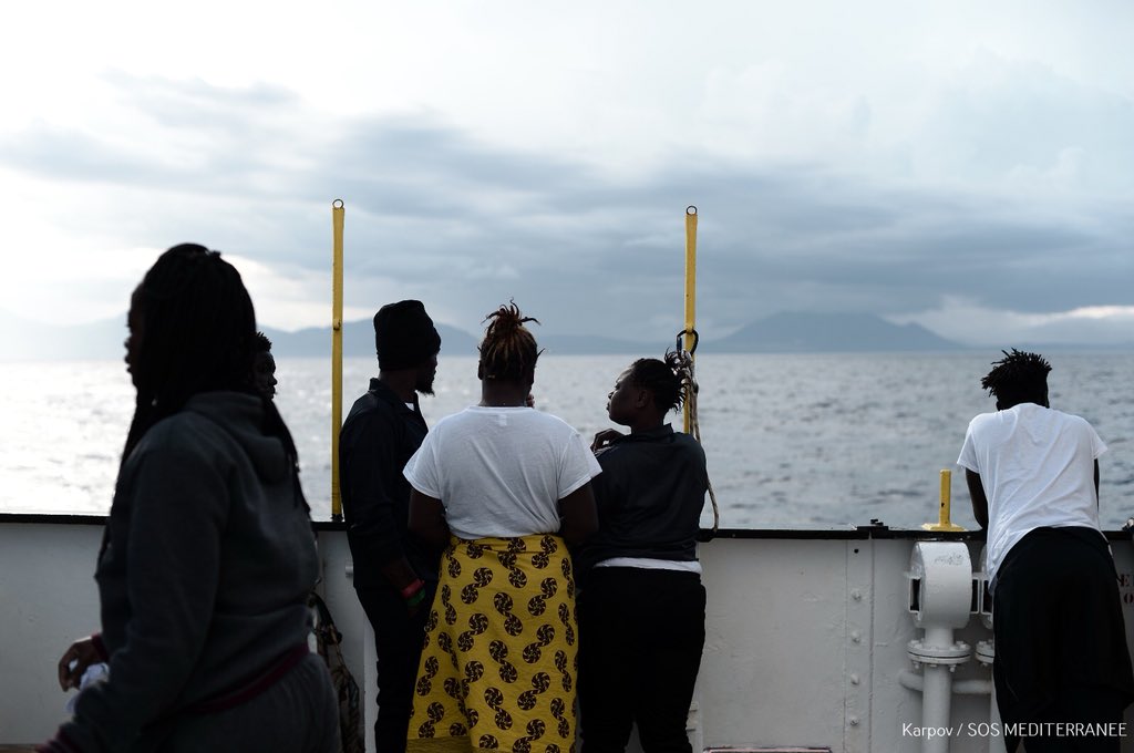 L’Aquarius attracca a Valencia, un porto lontano ma sicuro