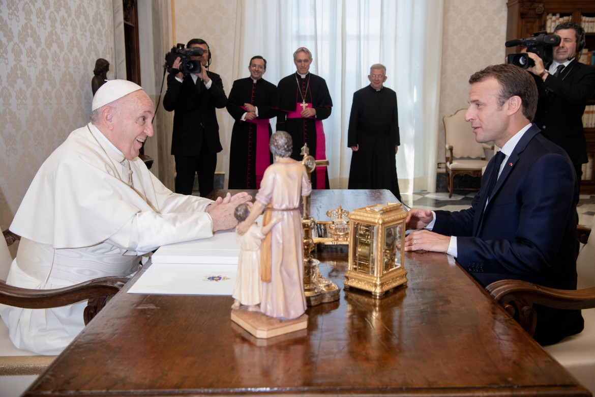 Il papa a Macron: «Chiudere i porti non è una risposta»