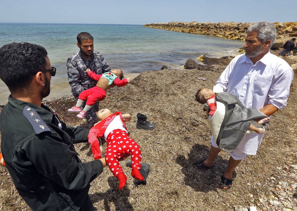 Naufragio al largo della Libia, cento dispersi